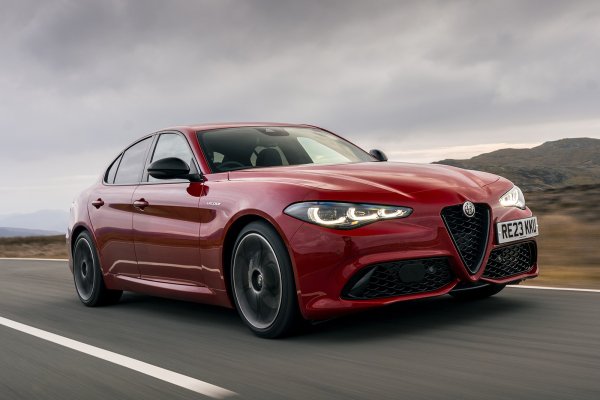 Ако искате седан, но по някаква причина ви е писнало от немски коли, то това e вашето! Giulia съществува от 2016 г., но Alfa Romeo направи няколко промени в модела оттогава.

Преди това предлагаше избор между бензин и дизел. Сега единствената опция  е 2,0-литров турбо бензинов двигател с 276 к.с. или 2,9-литров V6 с двойно турбо и 513 коня  - Quadrifoglio. Подаването на мощност е плавно и бързо, докато управлението на италианската красавица е фино балансирано. 

Този седан е сравнително практичен, макар и по-малък. Багажникът му е с размери 480 литра, което съответства на "Тройката" на BMW, но е по-малко от 625-тe литра при Skoda Superb. 

Едва ли е голям проблем за верните фенове на малката у нас, тъй като Guilia е страхотна кола със задно предаване и една от най-добрите в този списък за ежедневно шофиране. 